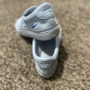 Women’s size 7 nike slip on shoes
